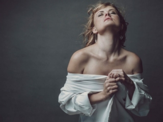 An example of boudoir photography done professionally by Loci Photography