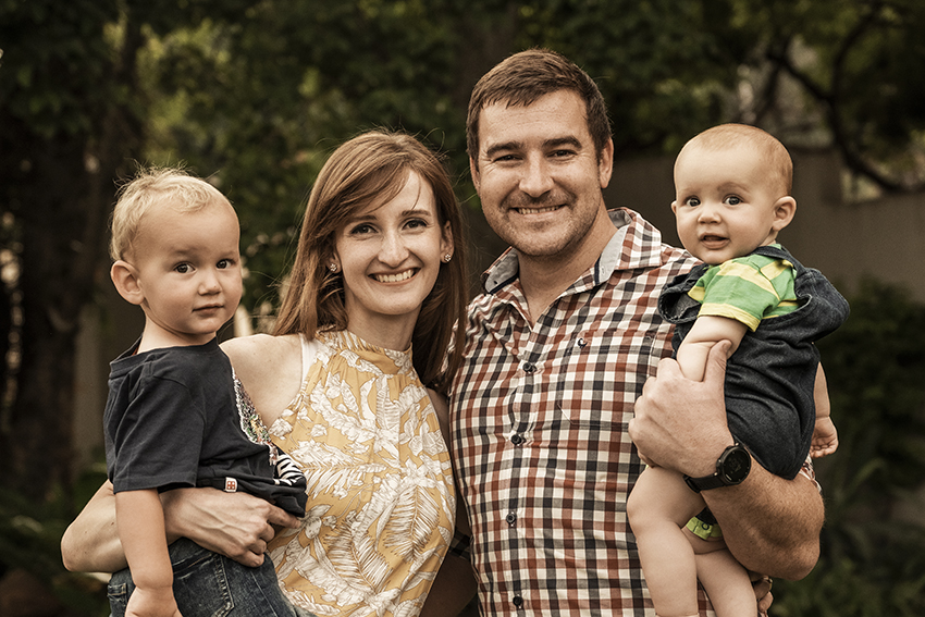 Professional family photography done on location in Pretoria East by photographer Yolandi Jacobsz of Loci Photography who has been doing family photoshoots for 15 years.